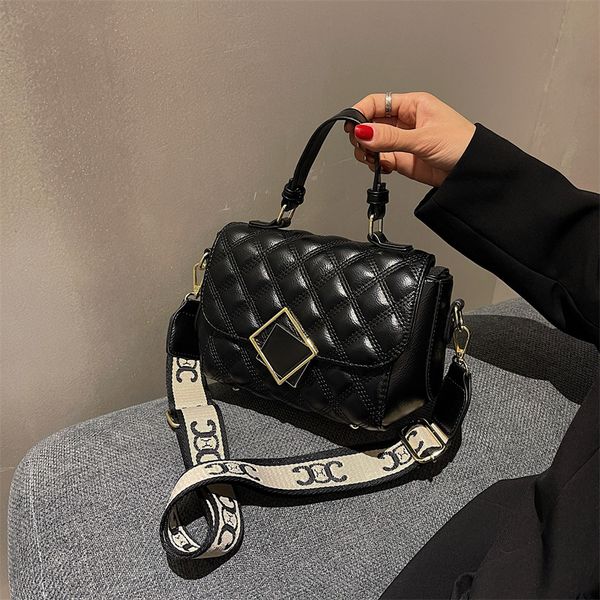 high sense women's 2021 autumn winter new lingge small square bag fashion portable versatile messenger bag
high sense women's 2021 autumn winter new lingge small square bag fashion portable versatile messenger bag