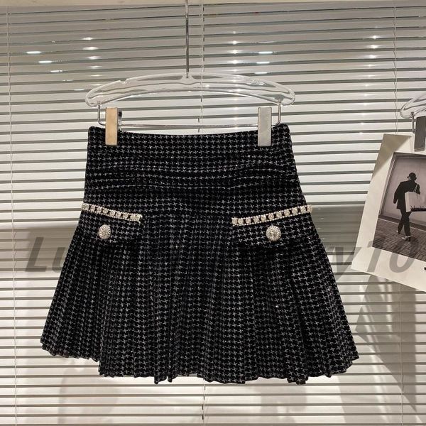 women breathable skirt diamonds chain shiny silk double pocket pleated skirt new high waist fashion temperament autumn 2022, Brown;gray
women breathable skirt diamonds chain shiny silk double pocket pleated skirt new high waist fashion temperament autumn 2022, Brown;gray