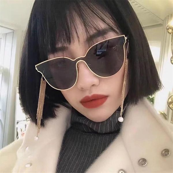sunglasses 2021 style one-piece women fashion retro tassel pendant uv protection glasses uv400, White;black
sunglasses 2021 style one-piece women fashion retro tassel pendant uv protection glasses uv400, White;black