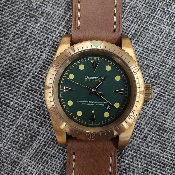 wristwatches hruodland automatic retro green dial bronze men watches pt5000 movement sapphire glass leather strap mechanical wrist watch, Slivery;brown
wristwatches hruodland automatic retro green dial bronze men watches pt5000 movement sapphire glass leather strap mechanical wrist watch, Slivery;brown