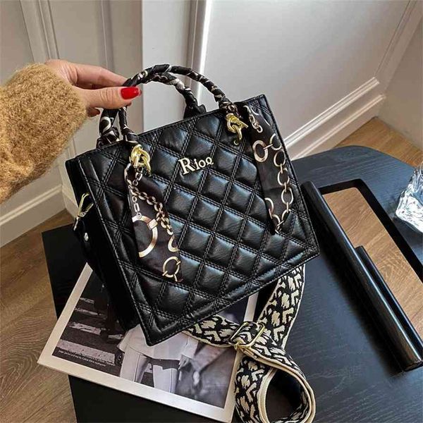 summer feeling women's 2021 new fashion versatile atmosphere messenger net red portable small square bag
summer feeling women's 2021 new fashion versatile atmosphere messenger net red portable small square bag
