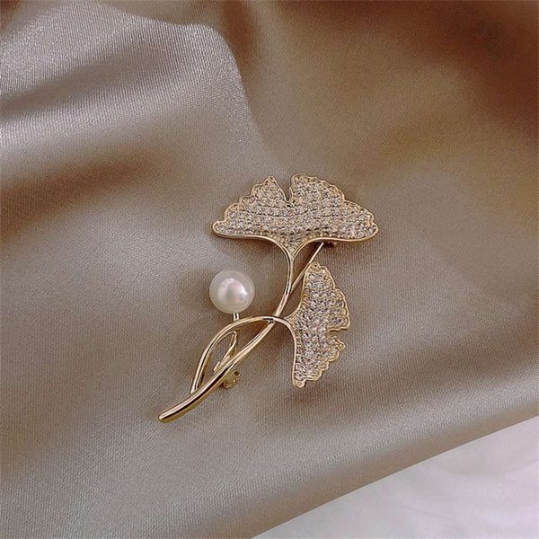 female atmosphere ginkgo biloba leaf pearl micro inlaid zircon full diamond brooch suit coat brooch autumn and winter decorations, Gray
female atmosphere ginkgo biloba leaf pearl micro inlaid zircon full diamond brooch suit coat brooch autumn and winter decorations, Gray