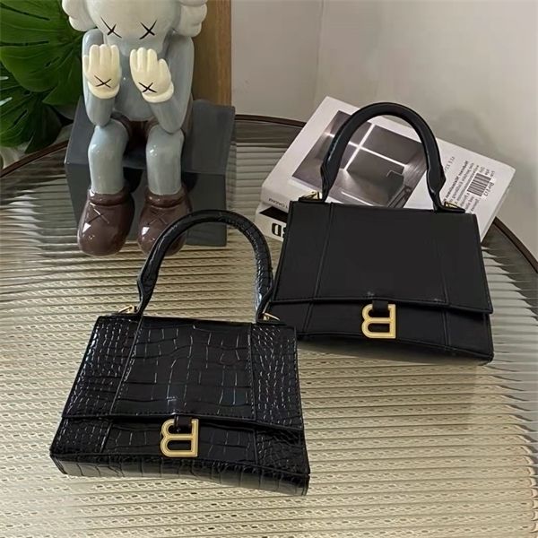 new b-shaped hourglass women's leisure personalized single shoulder messenger bag black crocodile pattern small square bag purse
new b-shaped hourglass women's leisure personalized single shoulder messenger bag black crocodile pattern small square bag purse
