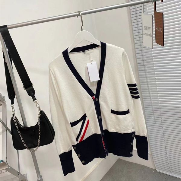 21 autumn new fashion brand family french simple knitted cardigan men's and women's casual loose coat, White;black
21 autumn new fashion brand family french simple knitted cardigan men's and women's casual loose coat, White;black