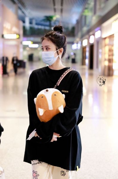 brand coats same black loose medium length goodboy letter printed sweater at zhaoruth airport in autumn and winter 2021
brand coats same black loose medium length goodboy letter printed sweater at zhaoruth airport in autumn and winter 2021