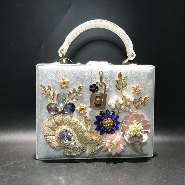 factory wholesale women leather shoulder bags luxury beautiful flower pearl handbag sweet and lovely carved chain bag wedding banquet dress
factory wholesale women leather shoulder bags luxury beautiful flower pearl handbag sweet and lovely carved chain bag wedding banquet dress