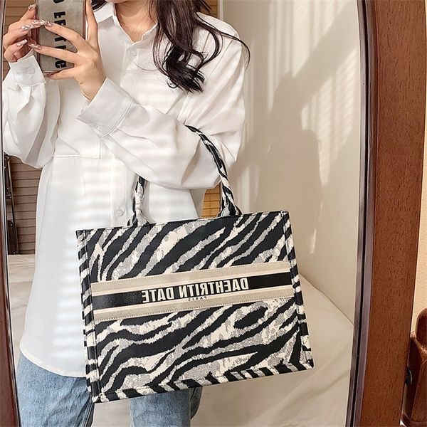 2022 factory wholesale new tote square handbag check print women's bag fashion gxnd
2022 factory wholesale new tote square handbag check print women's bag fashion gxnd