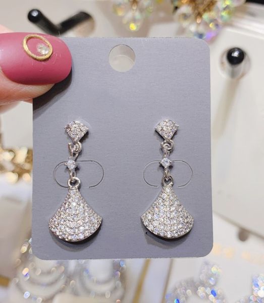 s925 silver needle chandelier korean net red flash diamond fan-shaped refined fragrance design sense crowd light luxury earrings female
s925 silver needle chandelier korean net red flash diamond fan-shaped refined fragrance design sense crowd light luxury earrings female