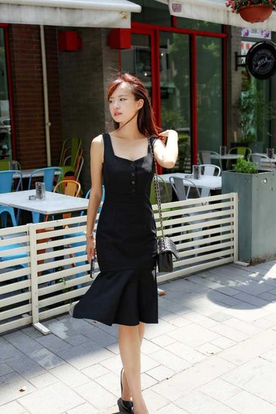 luxury evening dress 2021 summer collection waist thin suspender hem stitched fishtail small black, Black;gray
luxury evening dress 2021 summer collection waist thin suspender hem stitched fishtail small black, Black;gray