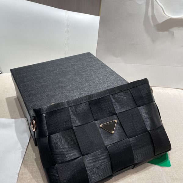 2021 autumn and winter new fashion women shoulder bags classic chessboard knitting handbags solid nylon famous luxury 25*15cm
2021 autumn and winter new fashion women shoulder bags classic chessboard knitting handbags solid nylon famous luxury 25*15cm