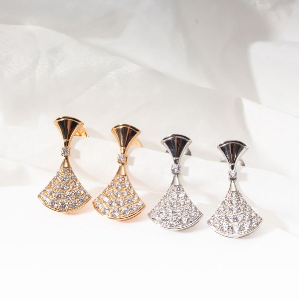 2022 new trend european brand luxury jewelry diamonds 925 silver earrings ladies scalloped skirt stud earrings, Golden;silver
2022 new trend european brand luxury jewelry diamonds 925 silver earrings ladies scalloped skirt stud earrings, Golden;silver