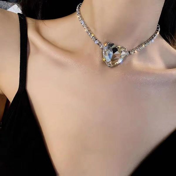 fashion shining big heart crystal necklace clavicle chain lady rhinestone pendant statement birthday party gift chokers, Golden;silver
fashion shining big heart crystal necklace clavicle chain lady rhinestone pendant statement birthday party gift chokers, Golden;silver