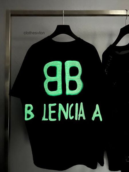 2022 designer t-shirts hoodies balencaigas b printing paris back bb luminous graffiti short sleeve, White;black
2022 designer t-shirts hoodies balencaigas b printing paris back bb luminous graffiti short sleeve, White;black