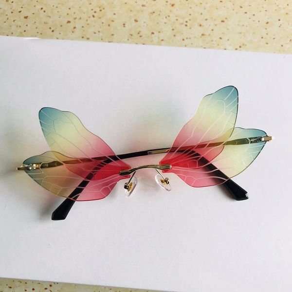fashion 2020 new dragonfly sunglasses women men brand design rimless wave eyewear luxury trending narrow sun glasses, White;black
fashion 2020 new dragonfly sunglasses women men brand design rimless wave eyewear luxury trending narrow sun glasses, White;black