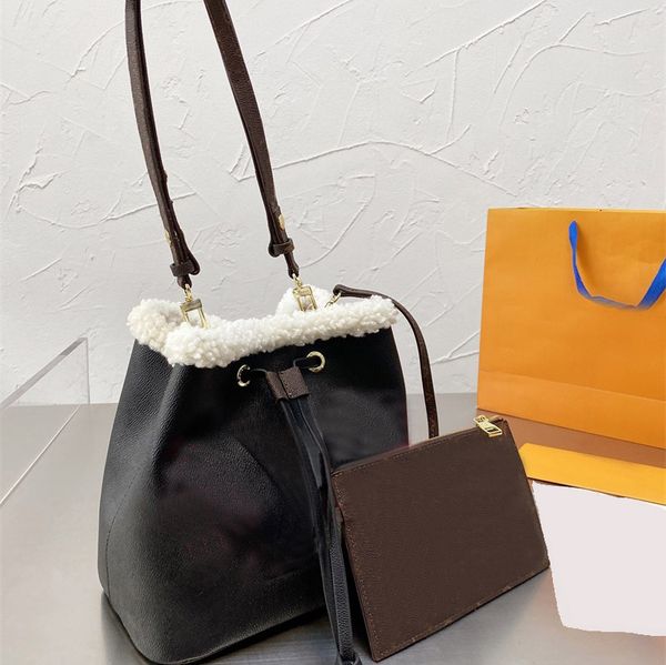 2021 designer bags crossbody bag autumn winter leather lamb wool drawstring women shoulder handbag wallet size 26 * 26cm
2021 designer bags crossbody bag autumn winter leather lamb wool drawstring women shoulder handbag wallet size 26 * 26cm