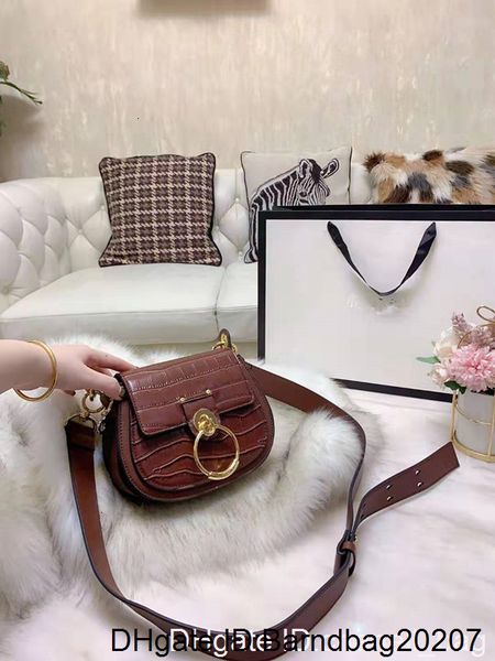 2020 grain joker with new version of its single shoulder bucket bags woman genuine leather handbag inclined the desig
2020 grain joker with new version of its single shoulder bucket bags woman genuine leather handbag inclined the desig