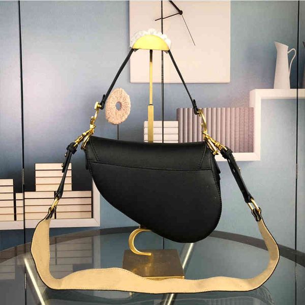 designer fashion saddle leather shoulder wallet metal hanging crossbody bags for women
designer fashion saddle leather shoulder wallet metal hanging crossbody bags for women