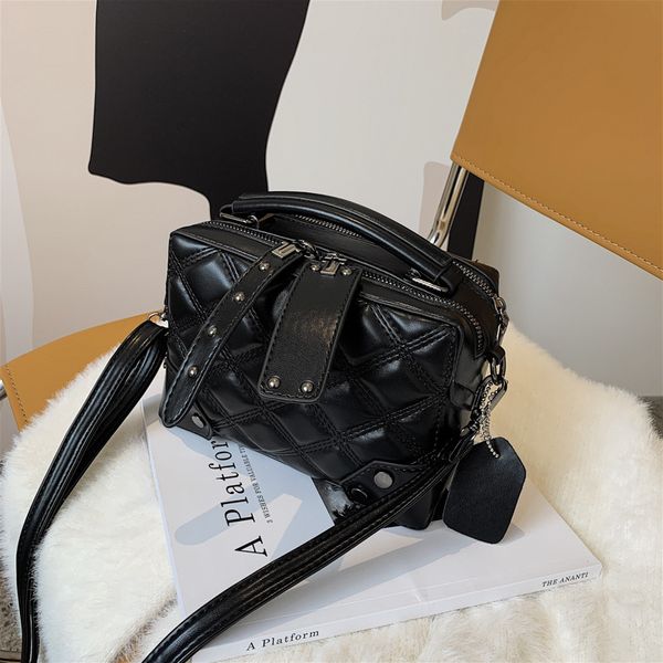 in autumn, it focuses on the new korean street trend locomotive portable women's bag, single shoulder oblique span multi-purpose
in autumn, it focuses on the new korean street trend locomotive portable women's bag, single shoulder oblique span multi-purpose