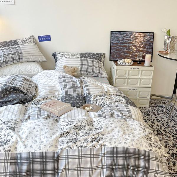 bedding sets ins pastoral style black and white retro hepburn floral cotton bed linen quilt cover printing four-piece cute set
bedding sets ins pastoral style black and white retro hepburn floral cotton bed linen quilt cover printing four-piece cute set