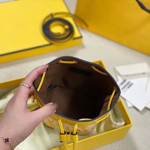 women luxurys designers bags 2021 fashion all-match mini canvas ladies bucket hand messenger designer handbag handbags totes crossbody bag
women luxurys designers bags 2021 fashion all-match mini canvas ladies bucket hand messenger designer handbag handbags totes crossbody bag