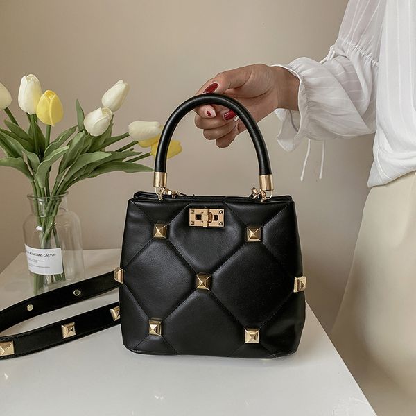 outlet outlet fashionable bucket bag, big rivet, rhombic single shoulder and small square luxuryss designerss yw
outlet outlet fashionable bucket bag, big rivet, rhombic single shoulder and small square luxuryss designerss yw