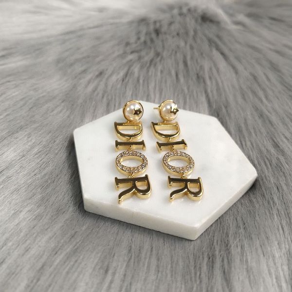 2021 pearl luxury diamond earrings fashion dijia designer jewelry tassel inlaid letter female light temperament silver needle, Red;brown
2021 pearl luxury diamond earrings fashion dijia designer jewelry tassel inlaid letter female light temperament silver needle, Red;brown