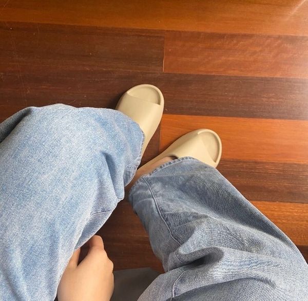 2021 slippers kanye sandals shoes triple black white slides sock bone resin desert sand earth brown men womens west sli zlh
2021 slippers kanye sandals shoes triple black white slides sock bone resin desert sand earth brown men womens west sli zlh