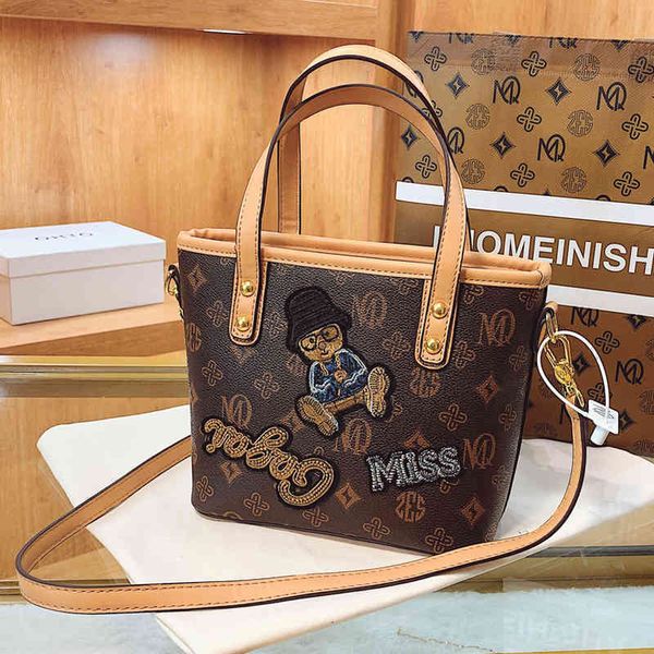 2022 factory wholesale printed small women's autumn and winter fashion net red versatile messenger portable bucket bag
2022 factory wholesale printed small women's autumn and winter fashion net red versatile messenger portable bucket bag