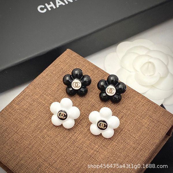 new yang mi same medieval small fragrant wind female camellia acrylic black and white flower earrings, Golden
new yang mi same medieval small fragrant wind female camellia acrylic black and white flower earrings, Golden