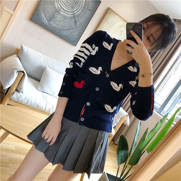 8536 duck cardigan 1162 college style v-neck contrast stripe single breasted knitted cardigan jacket women, White
8536 duck cardigan 1162 college style v-neck contrast stripe single breasted knitted cardigan jacket women, White