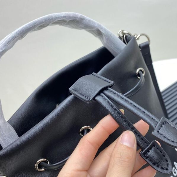 2022 fashion women trunk totes bag luxurys designers shoulder bag leather artwork handbag crossbody handbags, Red;black
2022 fashion women trunk totes bag luxurys designers shoulder bag leather artwork handbag crossbody handbags, Red;black