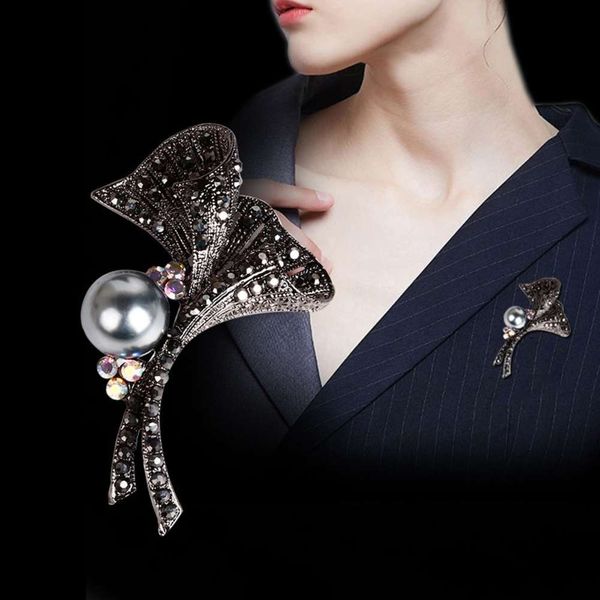 new fashion versatile temperament pearl inlaid diamond women's brooch winter scarf buckle suit collar pin, Gray
new fashion versatile temperament pearl inlaid diamond women's brooch winter scarf buckle suit collar pin, Gray