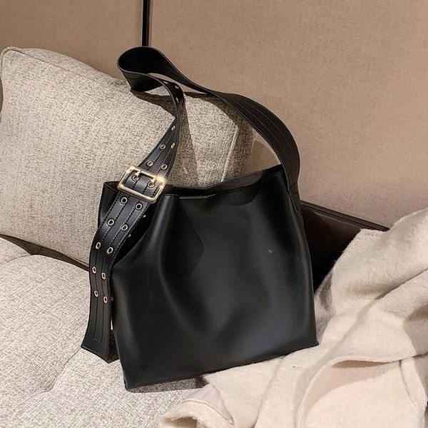 evening bags 2021 fashion soft leather buckle large capacity handbag solid color one-shoulder bag tote for women travel
evening bags 2021 fashion soft leather buckle large capacity handbag solid color one-shoulder bag tote for women travel