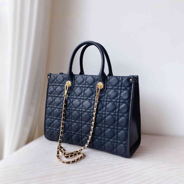 fashionable and versatile calf princess diana 2021 new messenger lingge chain bag leather tote hand
fashionable and versatile calf princess diana 2021 new messenger lingge chain bag leather tote hand