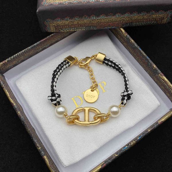 design jewelry bracelet black and grey hand rope combined with street shooting to show temperament, perfect matching for girls
design jewelry bracelet black and grey hand rope combined with street shooting to show temperament, perfect matching for girls