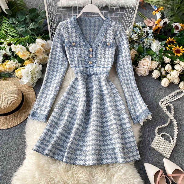 female autumn and winter retro fringe with v-cleavage knitted clothing line dress woman's long sleeves elegant plaid sweater zqz0, Black;gray
female autumn and winter retro fringe with v-cleavage knitted clothing line dress woman's long sleeves elegant plaid sweater zqz0, Black;gray