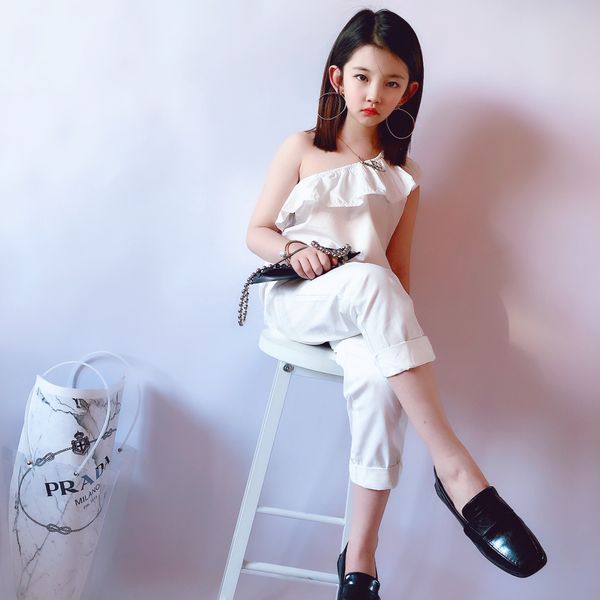 2022 summer new girls personality fashionable suit childrens ruffled shoulder tube nine-point pants two-piece suit, White
2022 summer new girls personality fashionable suit childrens ruffled shoulder tube nine-point pants two-piece suit, White