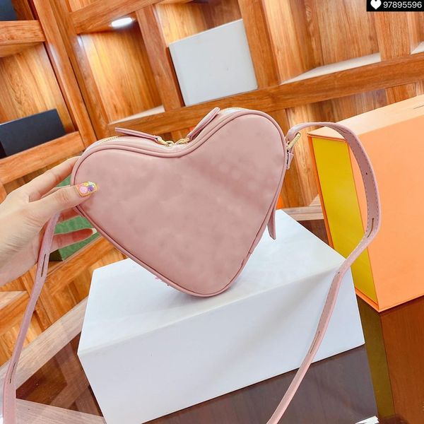 2021 luxury women bags pink heart purses designers mini hearts crossbody lady shoulder with embossed flowers l21071503
2021 luxury women bags pink heart purses designers mini hearts crossbody lady shoulder with embossed flowers l21071503