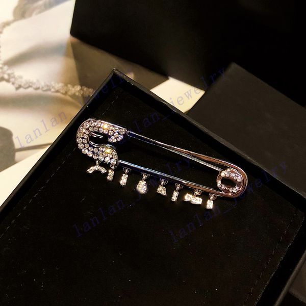 l-c12 designer brooches classic logo pin letter brooch with box, Gray
l-c12 designer brooches classic logo pin letter brooch with box, Gray