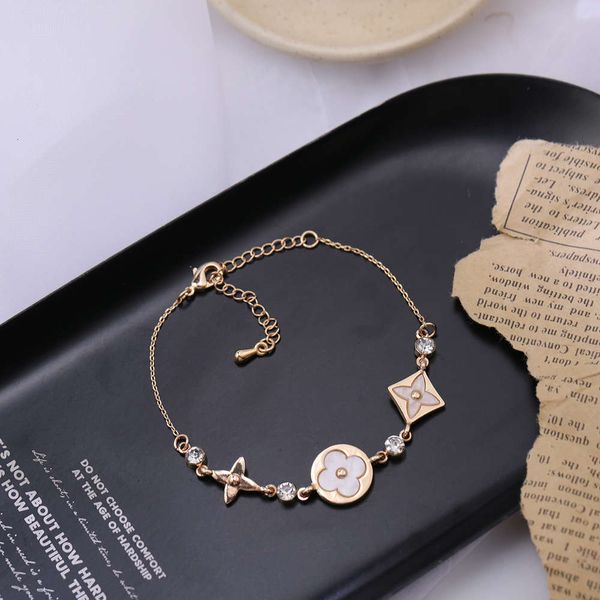 ins japanese and korean fashion simple chain geometric shape bright diamond inlaid bracelet goddess personality jewelry, Golden;silver 
ins japanese and korean fashion simple chain geometric shape bright diamond inlaid bracelet goddess personality jewelry, Golden;silver