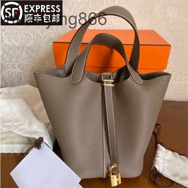 designer h handbags bag 2022 new fashion h family leather vegetable basket women's net red large capacity portable tote bucket
designer h handbags bag 2022 new fashion h family leather vegetable basket women's net red large capacity portable tote bucket
