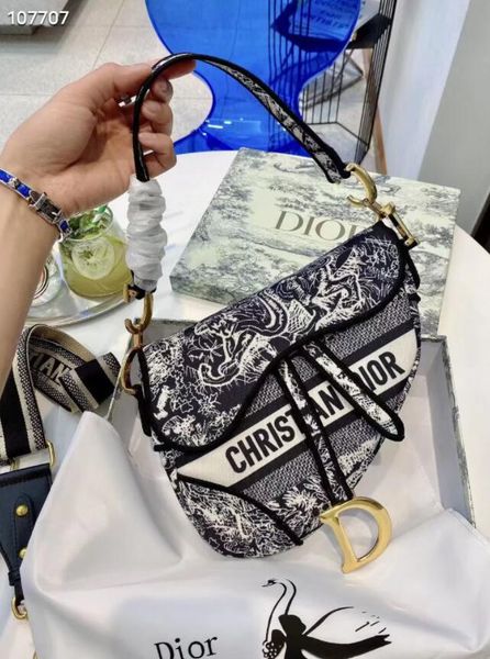 7a 2021 classic leather bag women embossing handbags womens shoulder crossbody vintage clutch tote messensger bags mix style wallets purse w, Red;black
7a 2021 classic leather bag women embossing handbags womens shoulder crossbody vintage clutch tote messensger bags mix style wallets purse w, Red;black