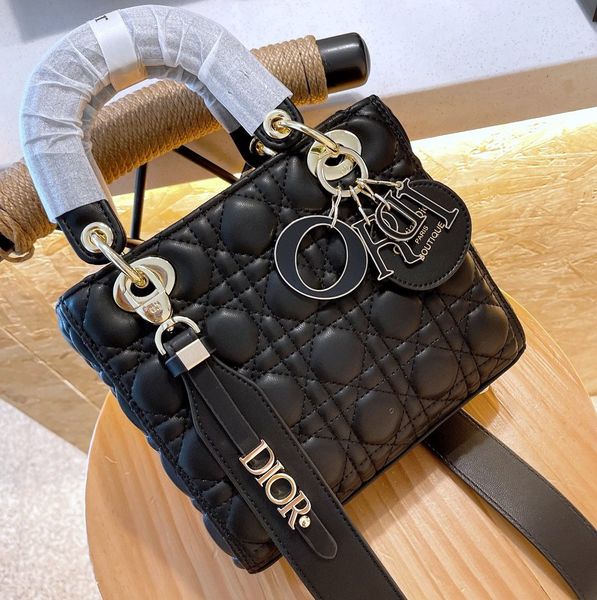the designers 2021 soft leather women handbag capacity tote bags fashion makeup luxurys brang logo bag -l1348, Red;black
the designers 2021 soft leather women handbag capacity tote bags fashion makeup luxurys brang logo bag -l1348, Red;black