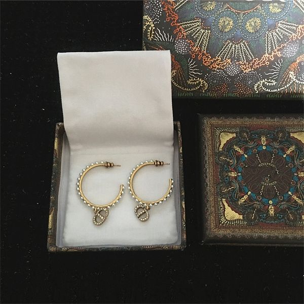 design new semi-c-shaped circle earrings brilliant diamonds inlaid brass old method earrings fashion, Golden;silver
design new semi-c-shaped circle earrings brilliant diamonds inlaid brass old method earrings fashion, Golden;silver