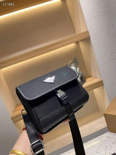 2021designer men's shoulder bag waterproof cloth material, horizontal: 20cm vertical: 15cm gift box packaging
2021designer men's shoulder bag waterproof cloth material, horizontal: 20cm vertical: 15cm gift box packaging