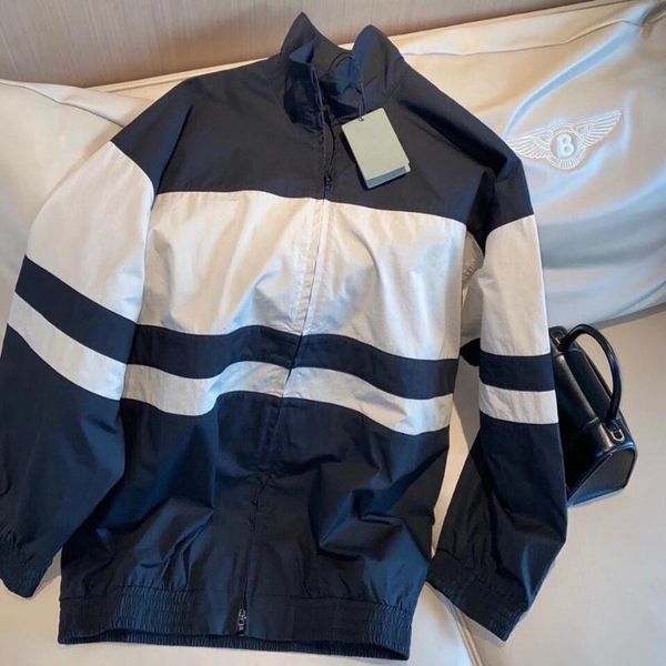 women's jackets 2021 stormsuit coat windbreaker letter embroidery men's and same luxury design autumn winter black stitching, Black;brown
women's jackets 2021 stormsuit coat windbreaker letter embroidery men's and same luxury design autumn winter black stitching, Black;brown