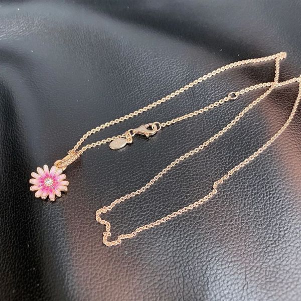 18k daisy pendant necklace with original box suitable for pandora rose gold cz diamond chain to send couple gift jewelry 45cm, Silver
18k daisy pendant necklace with original box suitable for pandora rose gold cz diamond chain to send couple gift jewelry 45cm, Silver