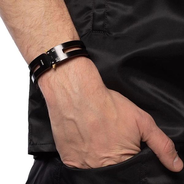 bangle 2021 alyx braceletitanium alloy 1:1 version track men women 1017 9sm 19-0007, Black
bangle 2021 alyx braceletitanium alloy 1:1 version track men women 1017 9sm 19-0007, Black