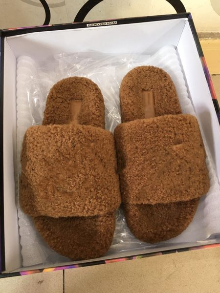 pure lamb one-piece fur slippers autumn winter warm letters outer wear flat bottom all-match lazy flip-flop, Black
pure lamb one-piece fur slippers autumn winter warm letters outer wear flat bottom all-match lazy flip-flop, Black