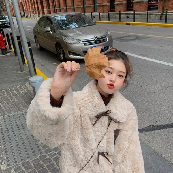 women's wool & blends 2021 winter thickened plush fur loose korean version of the bow short lamb furry coat, Black
women's wool & blends 2021 winter thickened plush fur loose korean version of the bow short lamb furry coat, Black